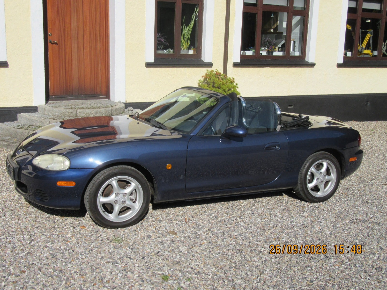 Blå Mazda MX-5 fra 2001