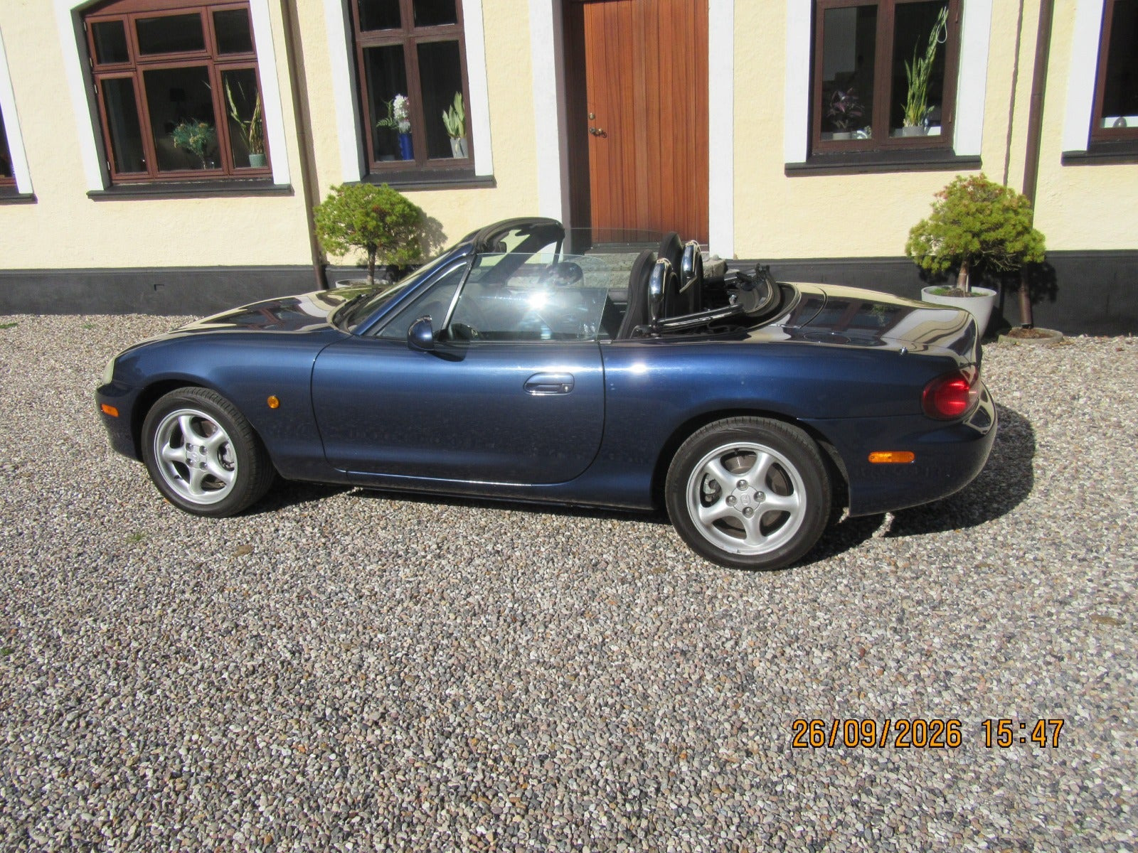 Blå Mazda MX-5 fra 2001