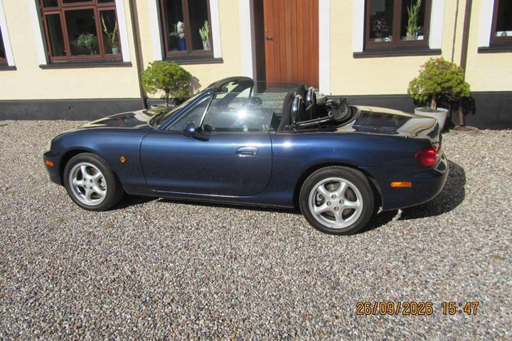 Blå Mazda MX-5 fra 2001
