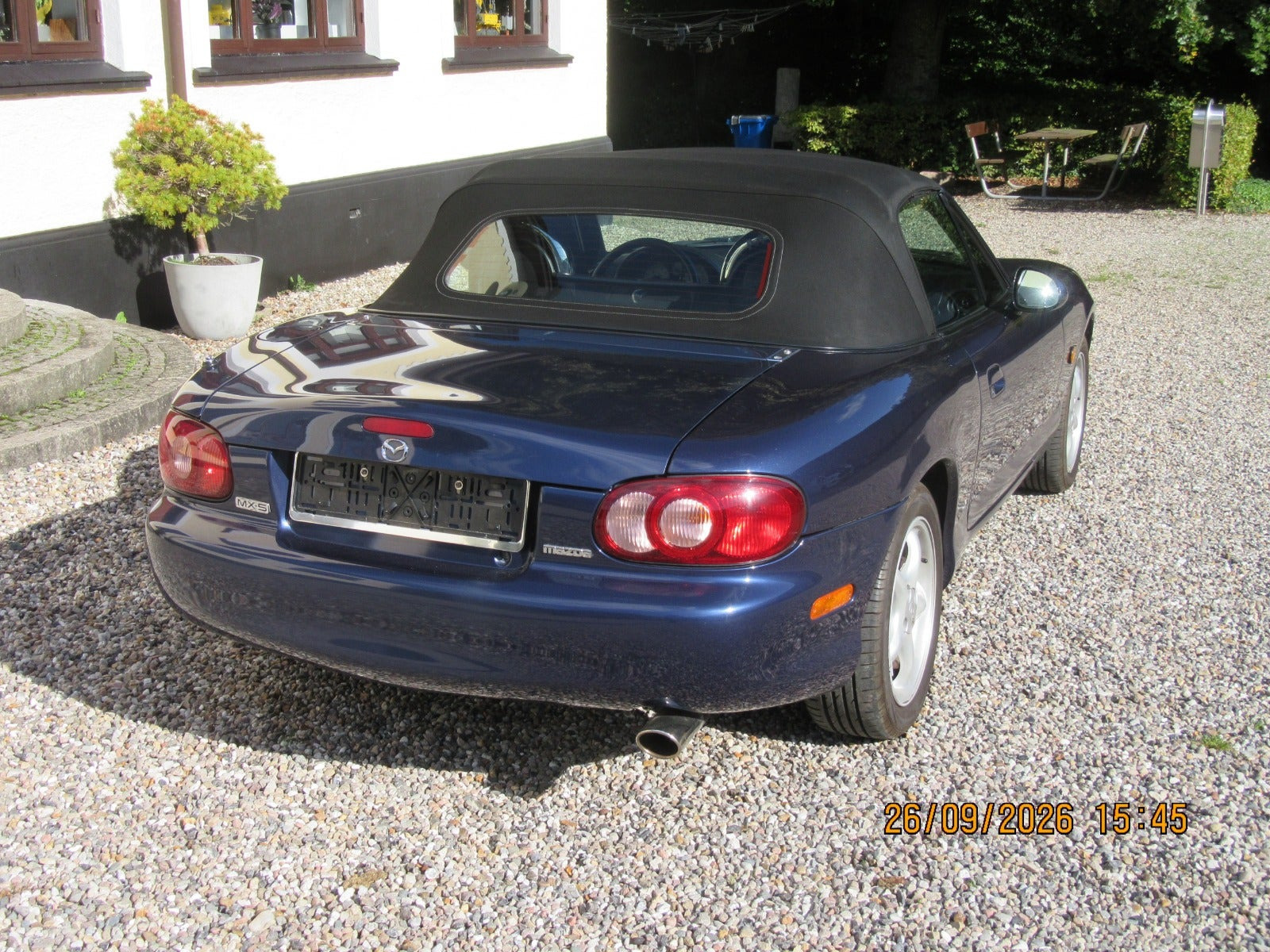 Blå Mazda MX-5 fra 2001