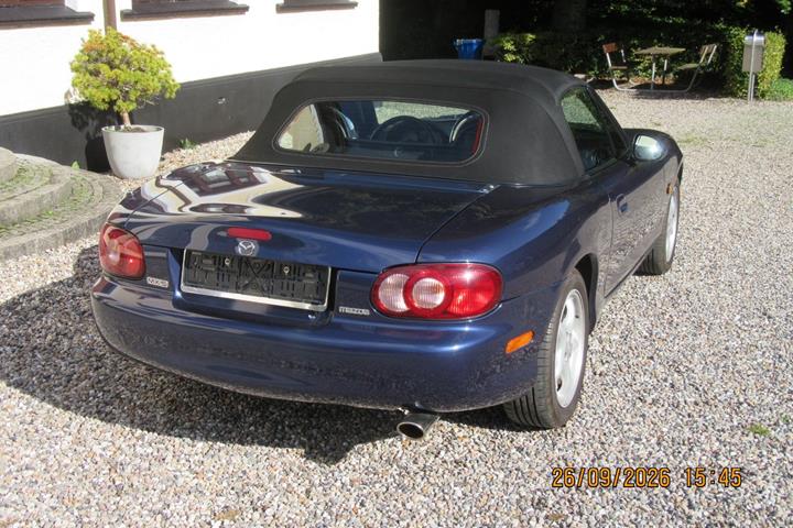 Blå Mazda MX-5 fra 2001