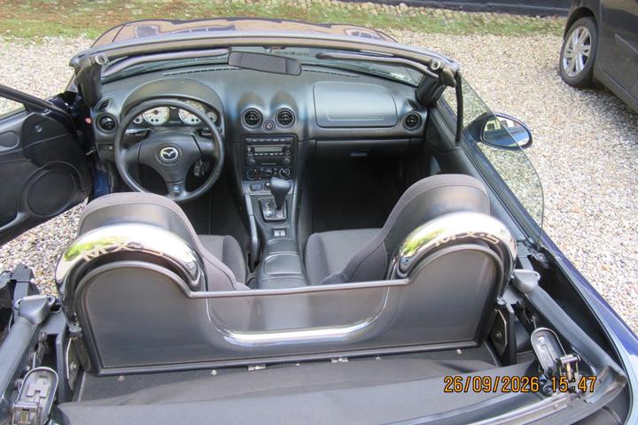 Blå Mazda MX-5 fra 2001