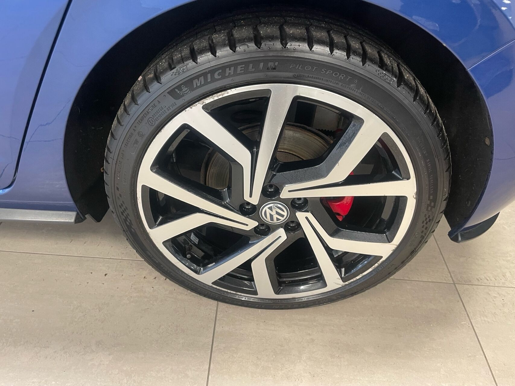 Blå VW Polo fra 2020