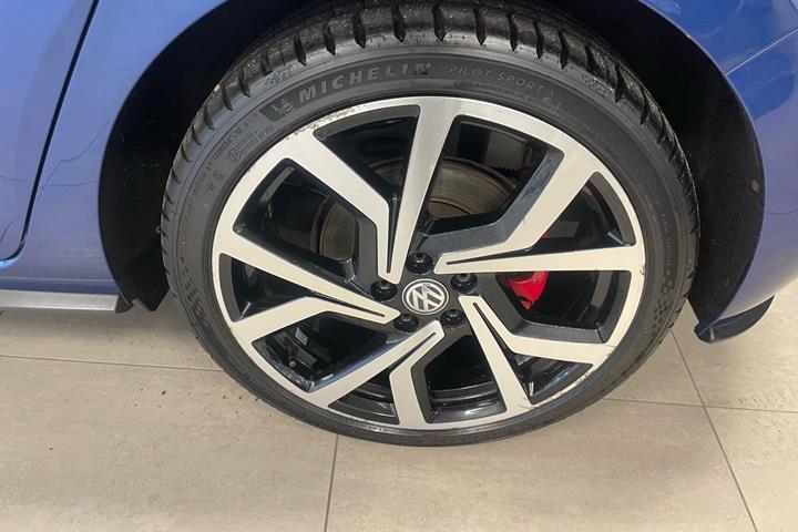 Blå VW Polo fra 2020