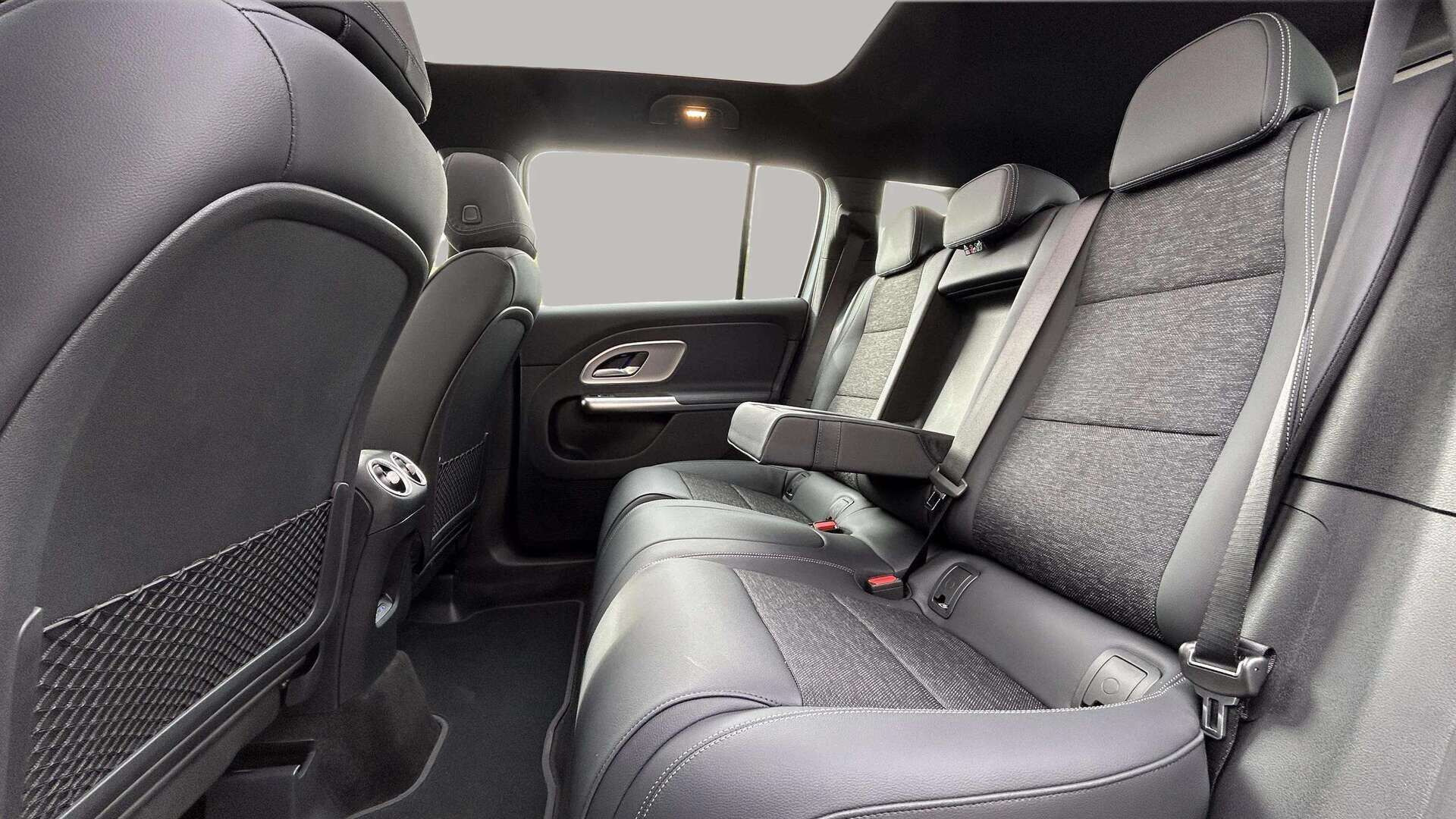 Sølv Mercedes GLB250+ fra 2026
