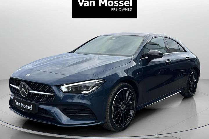Blå Mercedes CLA250 e fra 2021