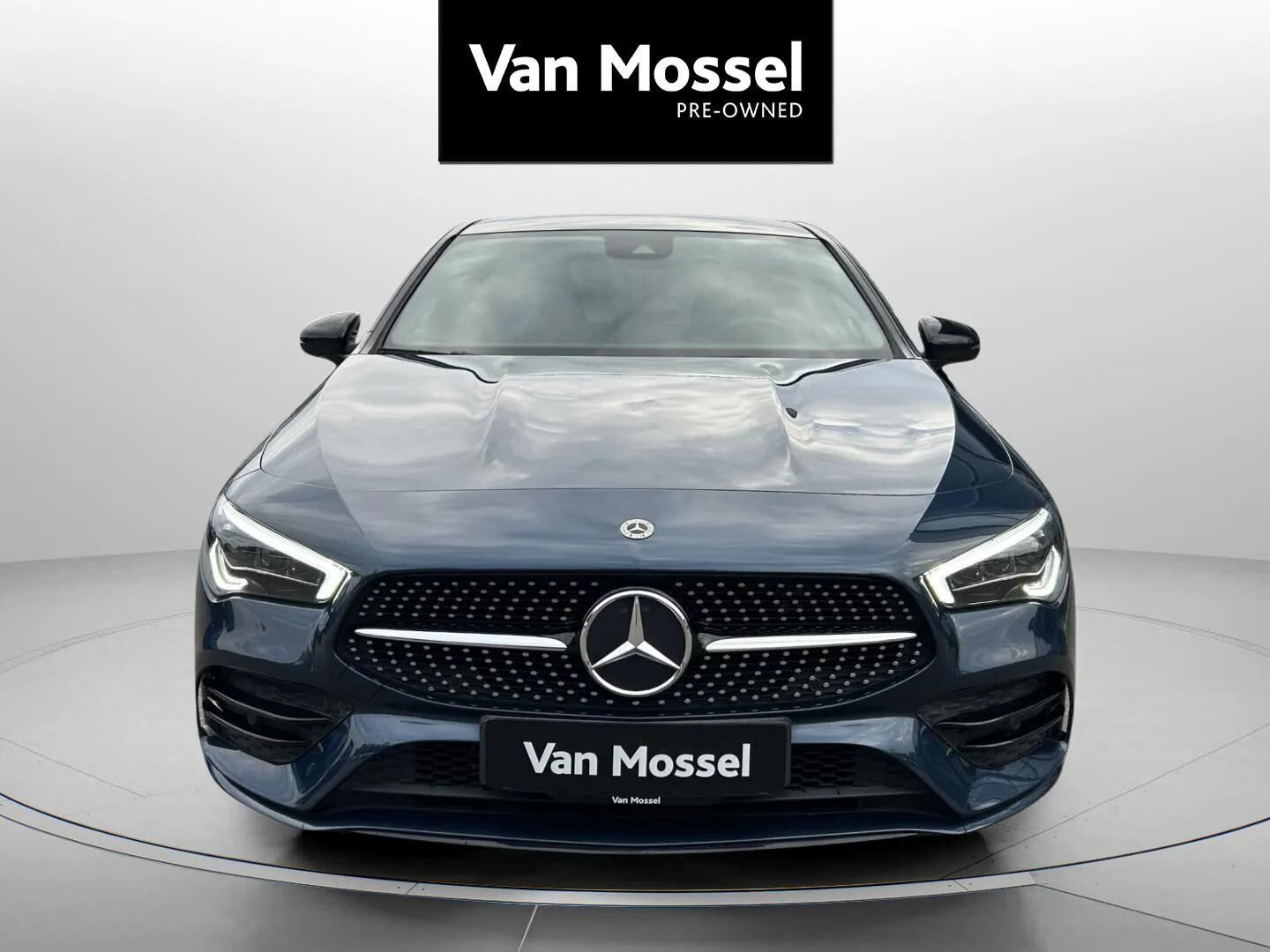 Blå Mercedes CLA250 e fra 2021