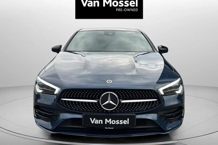 Blå Mercedes CLA250 e fra 2021
