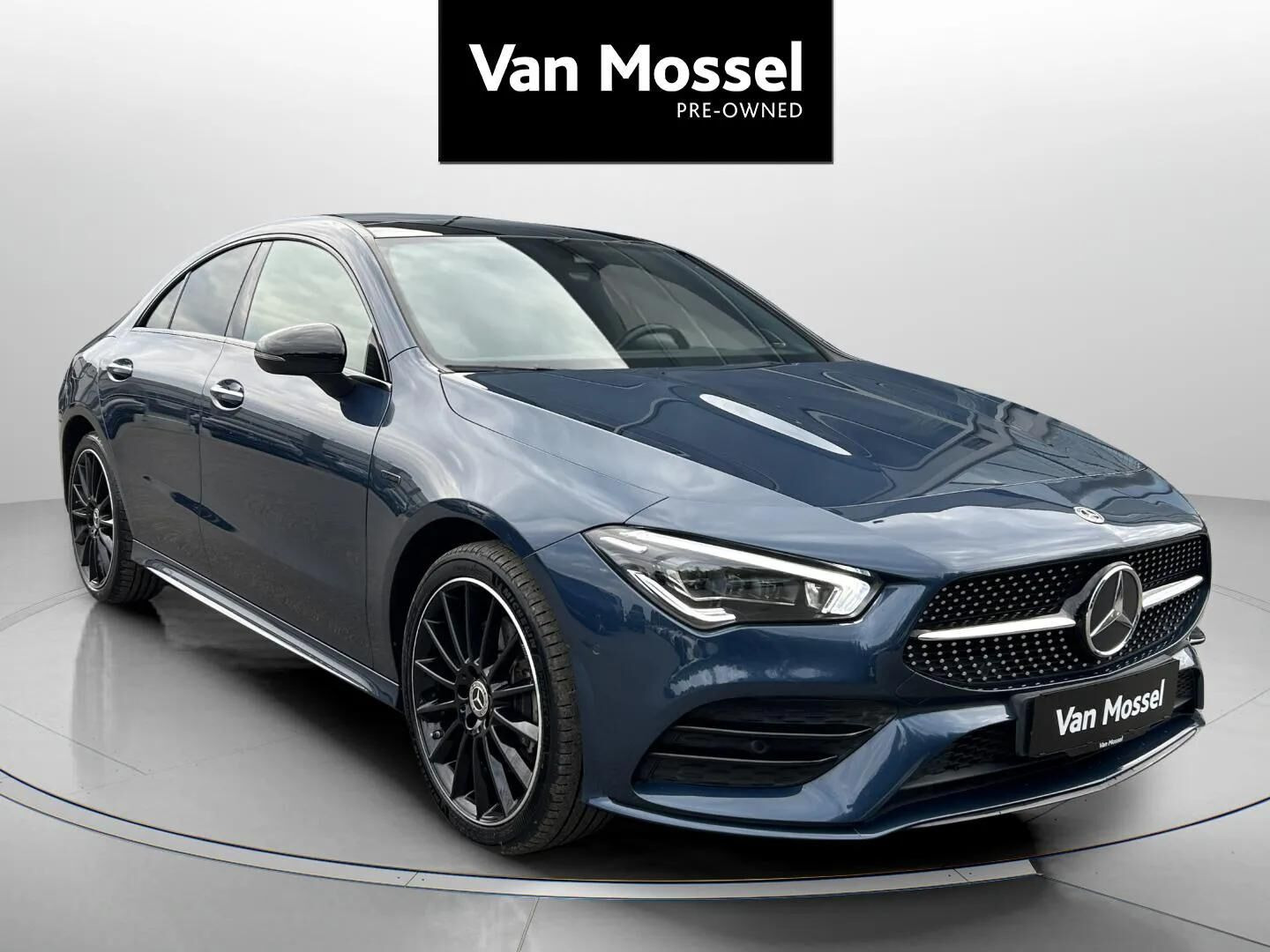 Blå Mercedes CLA250 e fra 2021