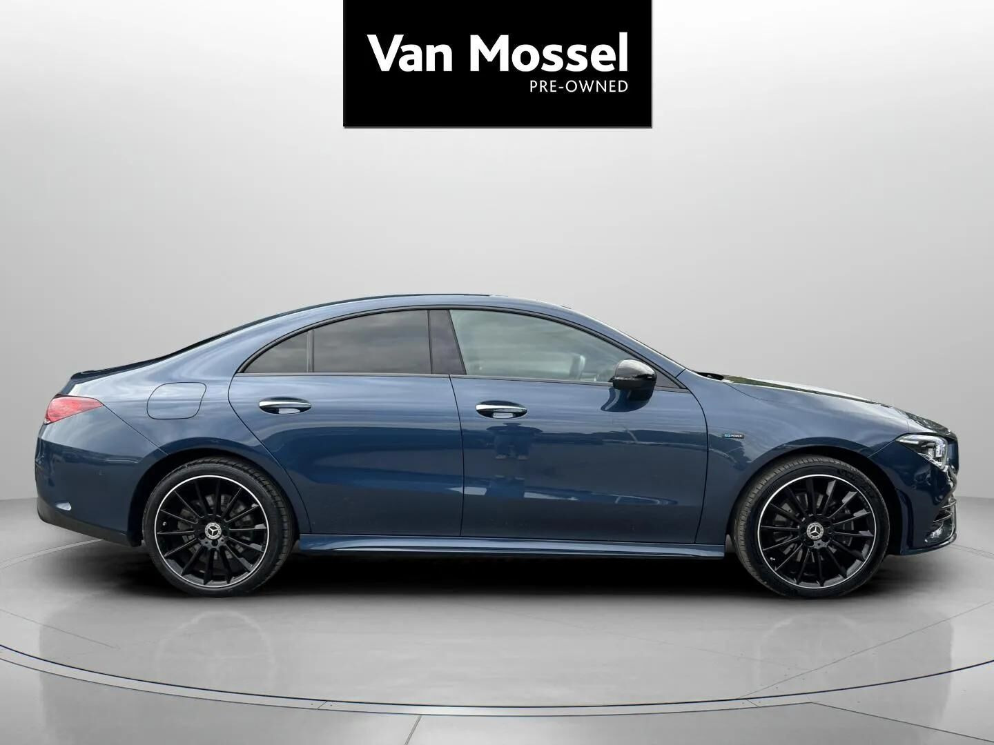 Blå Mercedes CLA250 e fra 2021