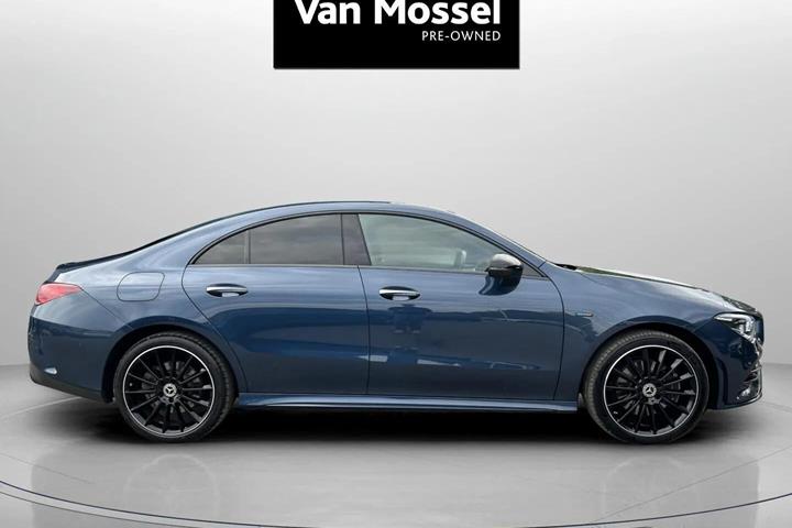 Blå Mercedes CLA250 e fra 2021