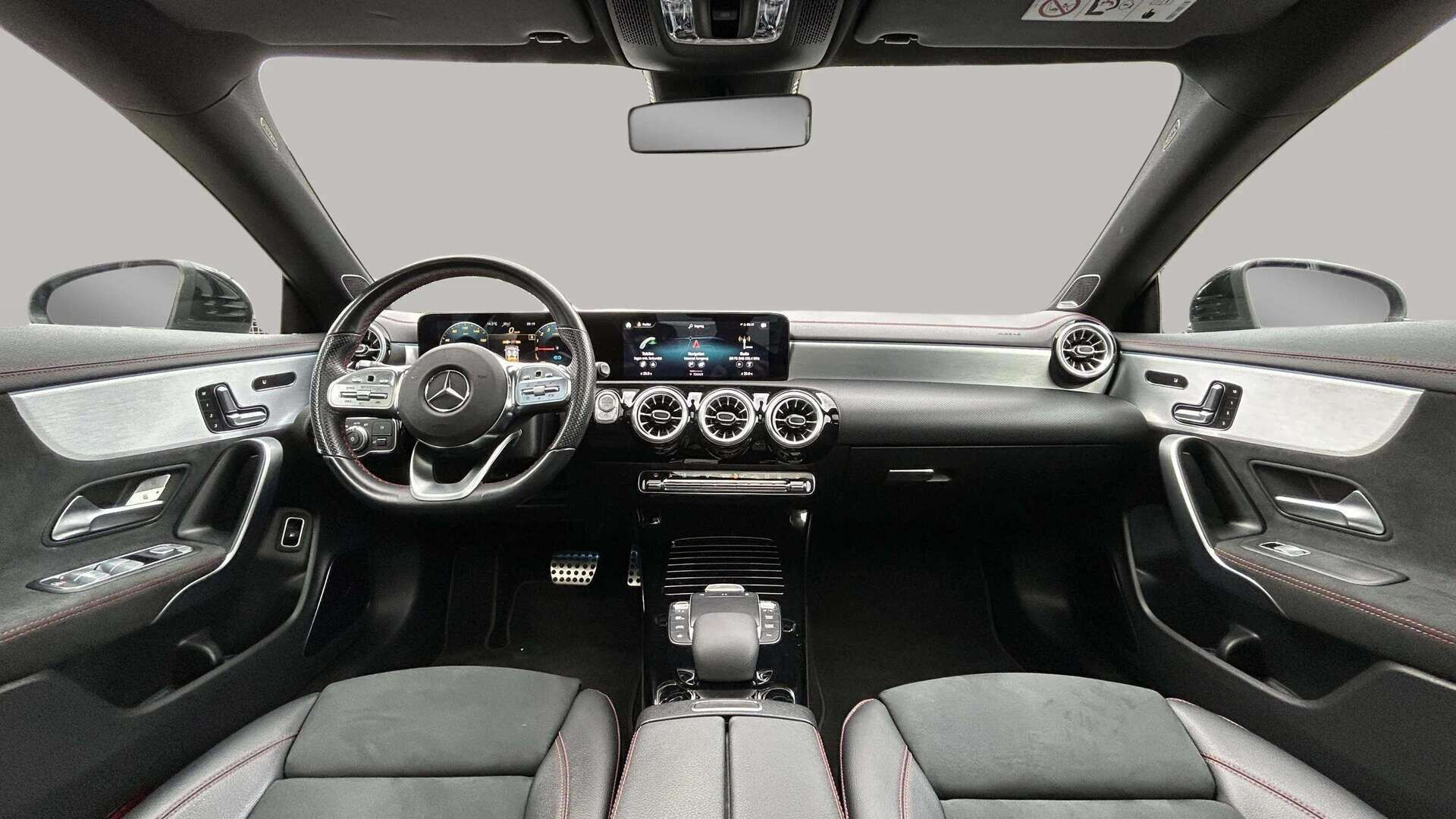 Blå Mercedes CLA250 e fra 2021