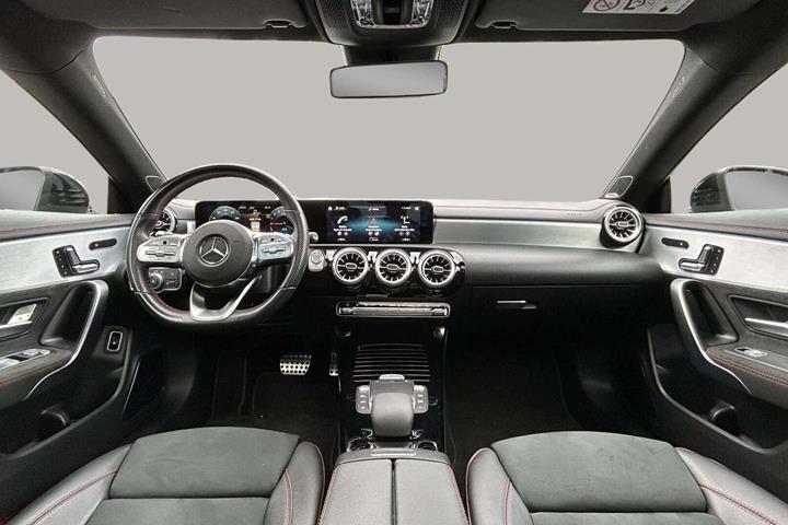 Blå Mercedes CLA250 e fra 2021