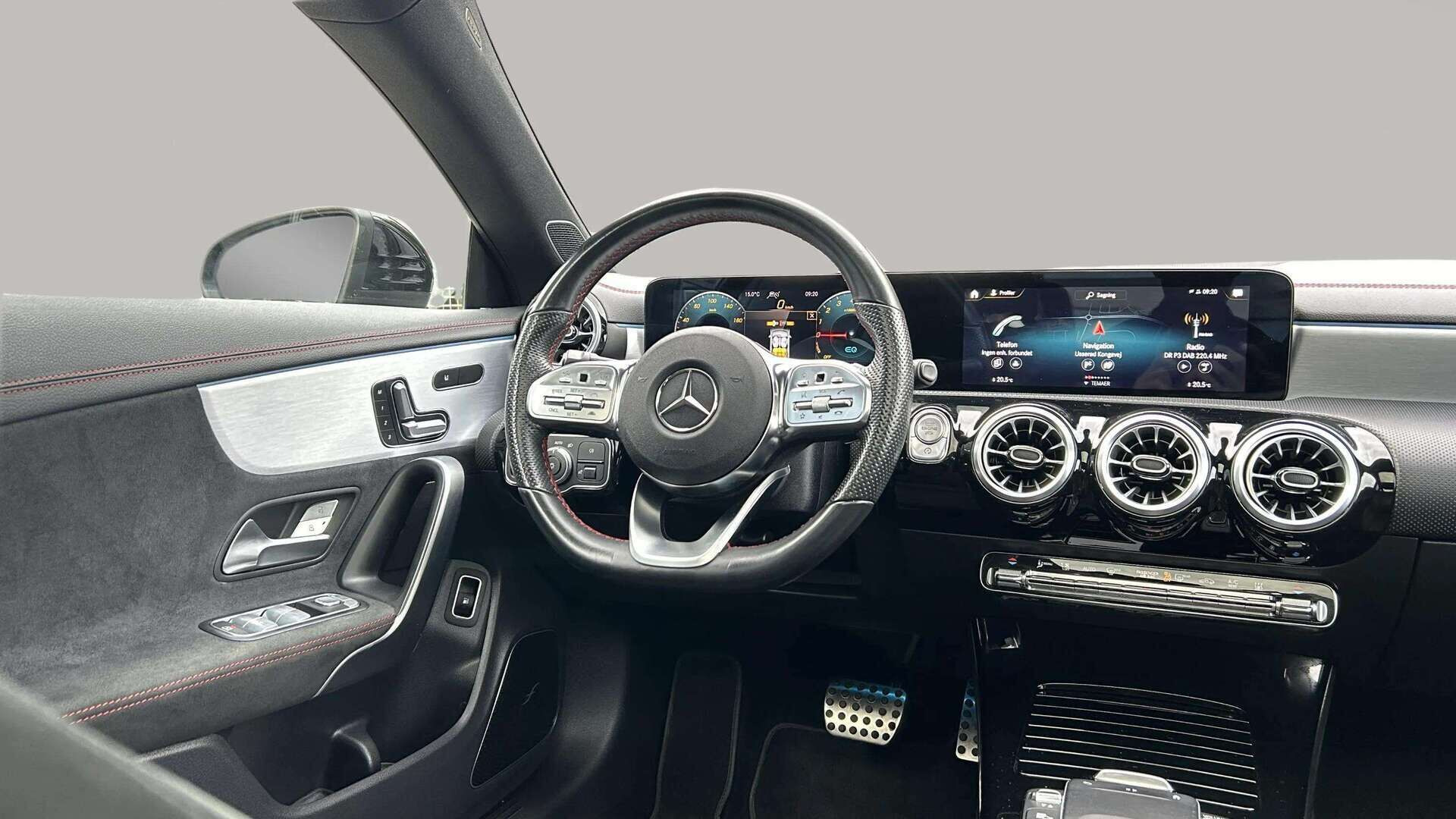 Blå Mercedes CLA250 e fra 2021
