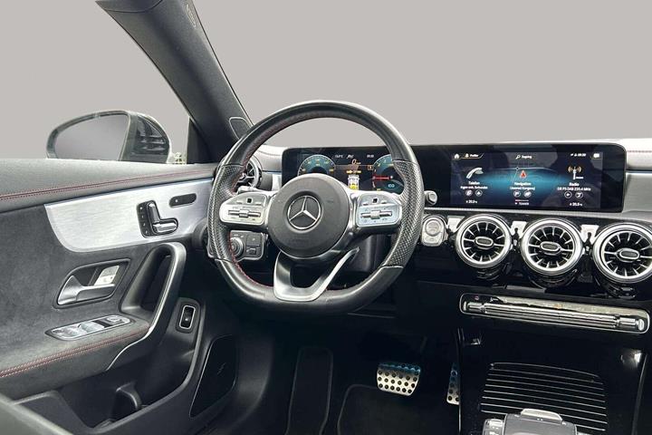 Blå Mercedes CLA250 e fra 2021