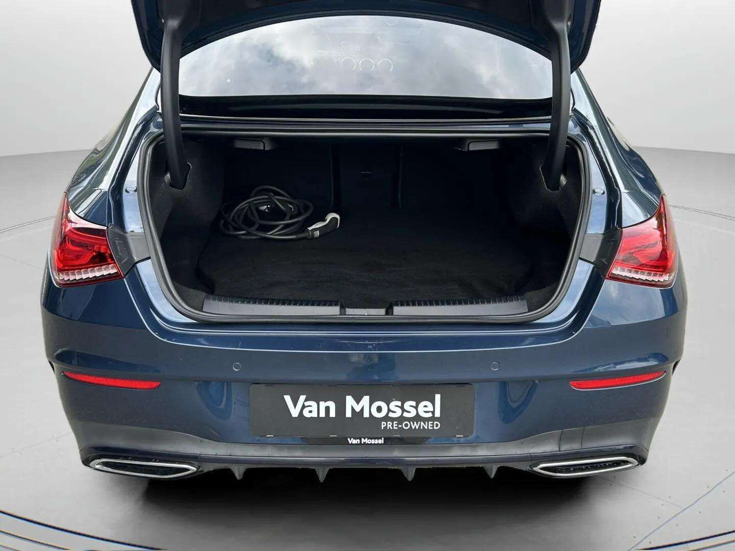 Blå Mercedes CLA250 e fra 2021