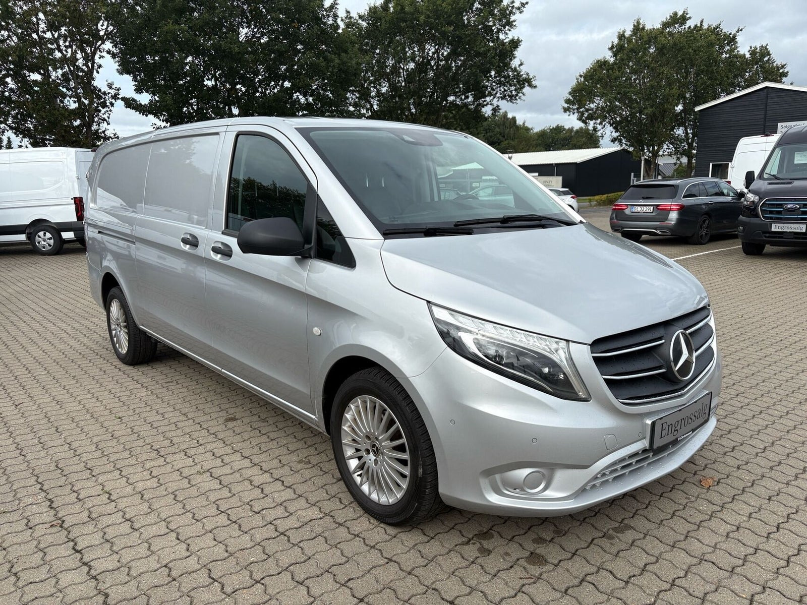 Sølv Mercedes Vito 114 fra 2022