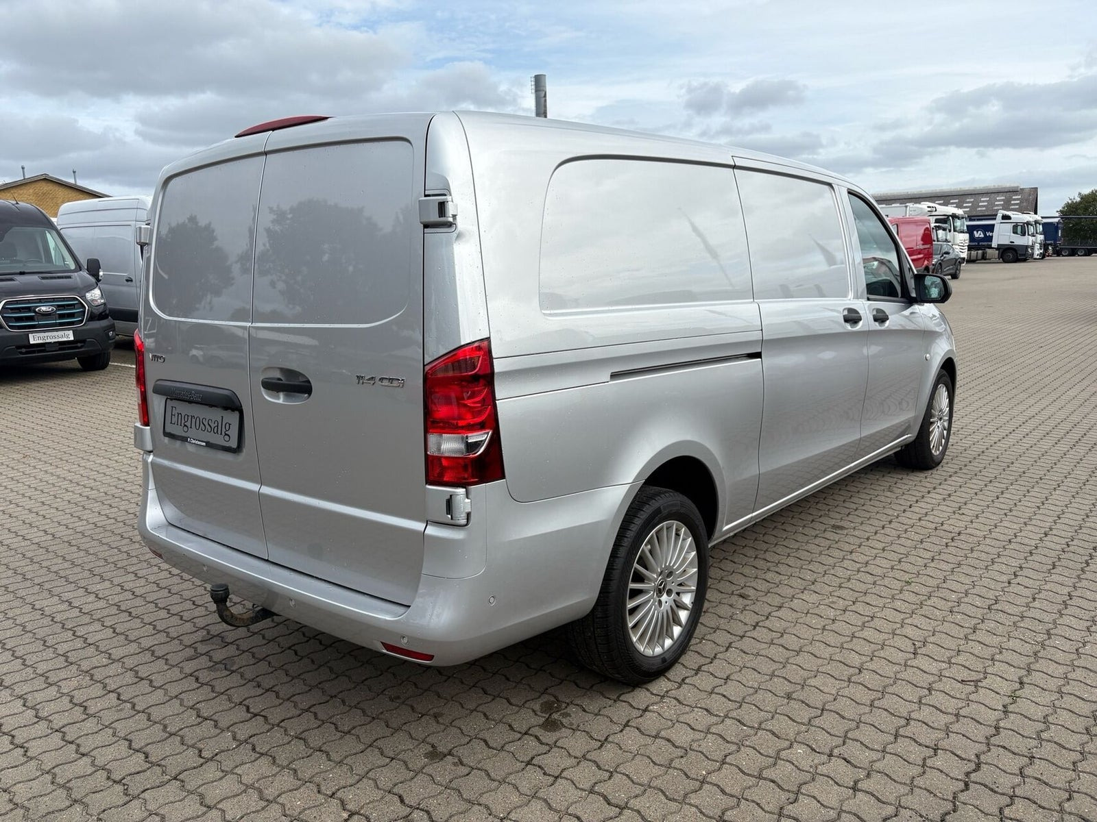 Sølv Mercedes Vito 114 fra 2022
