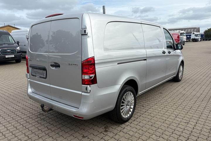Sølv Mercedes Vito 114 fra 2022
