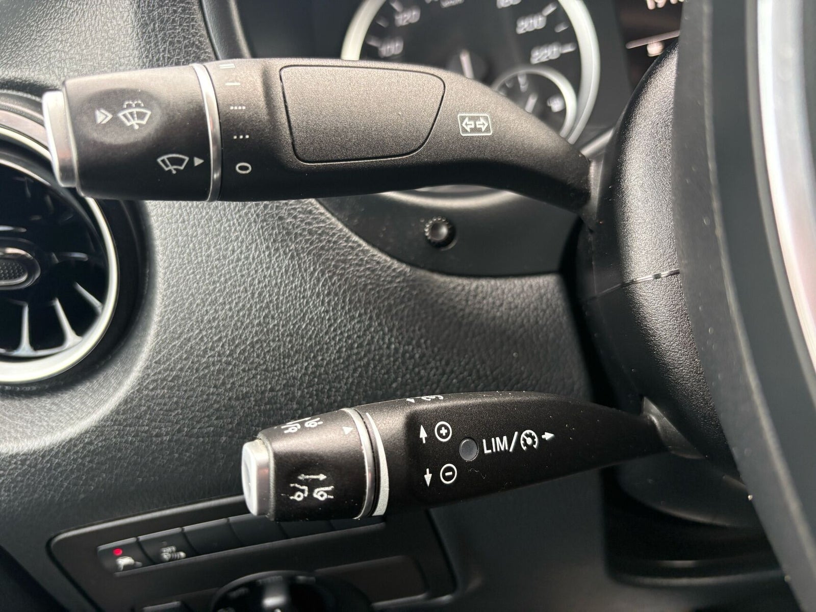 Sølv Mercedes Vito 114 fra 2022