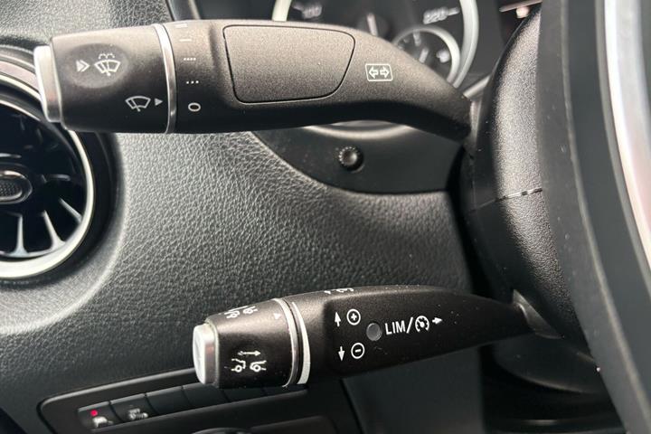Sølv Mercedes Vito 114 fra 2022