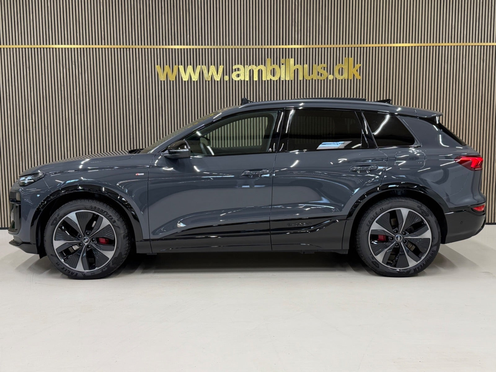 Grå Audi Q6 e-tron fra 2025
