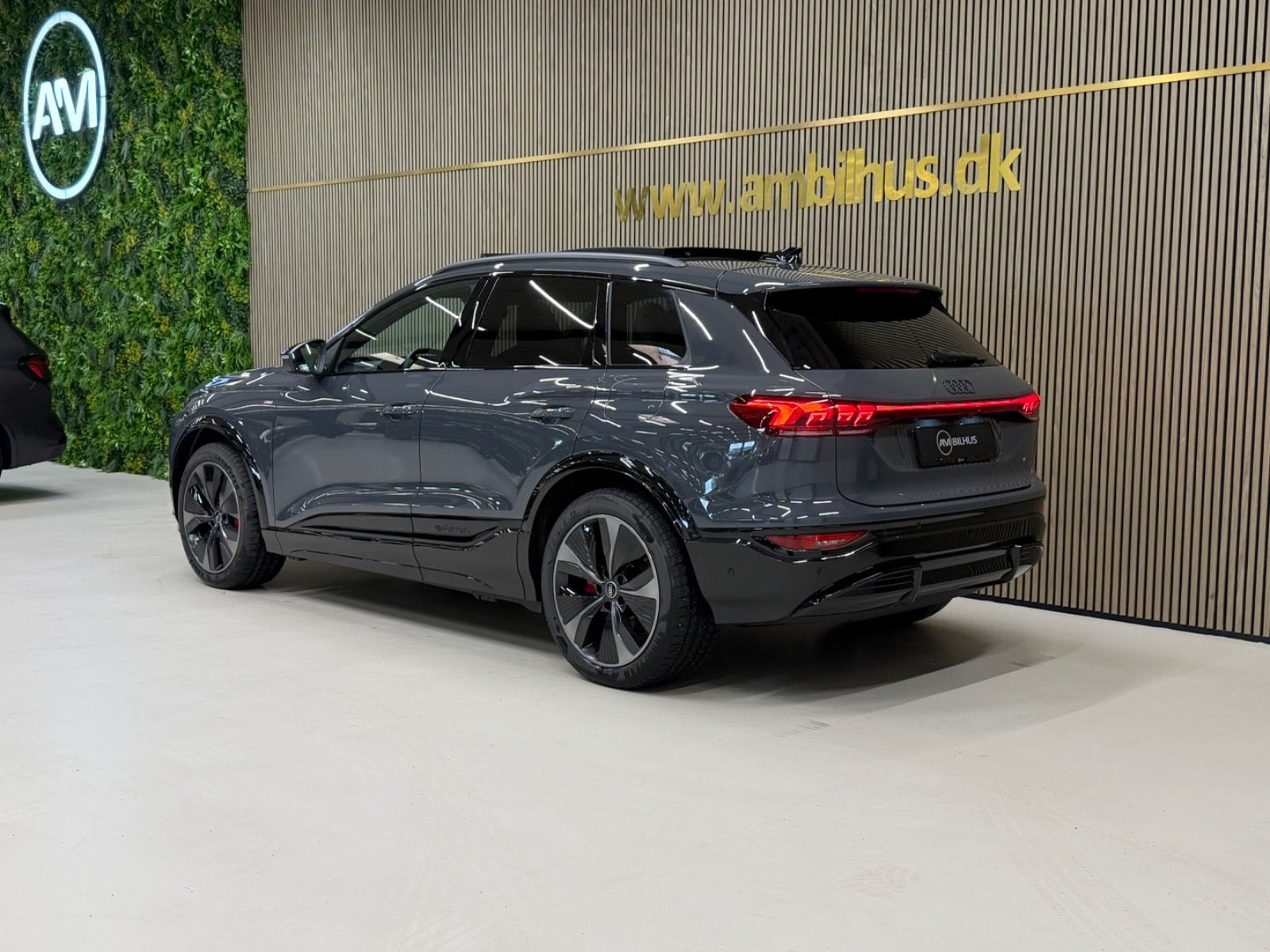 Grå Audi Q6 e-tron fra 2025