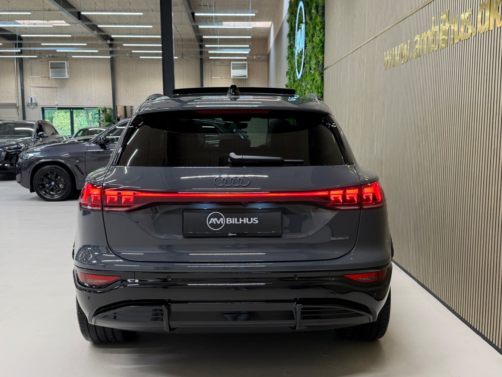 Grå Audi Q6 e-tron fra 2025