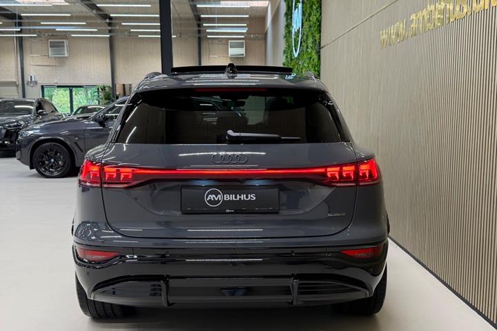 Grå Audi Q6 e-tron fra 2025