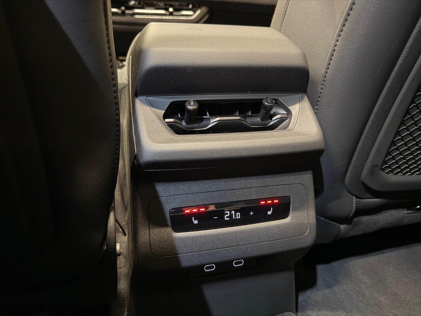 Grå Audi Q6 e-tron fra 2025