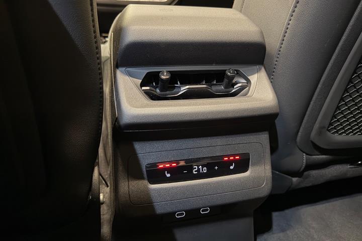 Grå Audi Q6 e-tron fra 2025