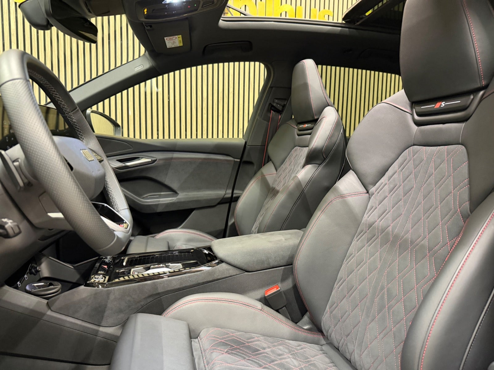Grå Audi Q6 e-tron fra 2025