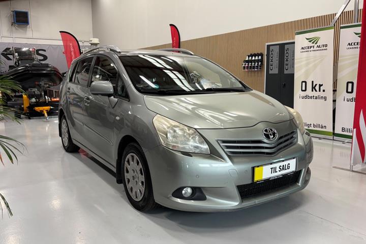 Sølv Toyota Sportsvan fra 2011