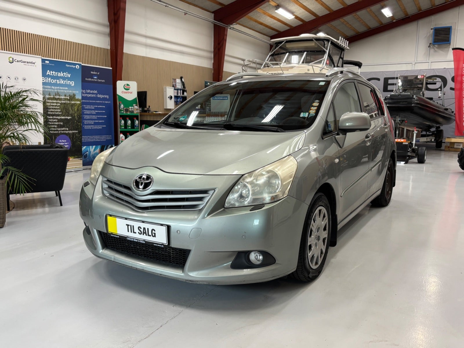 Sølv Toyota Sportsvan fra 2011