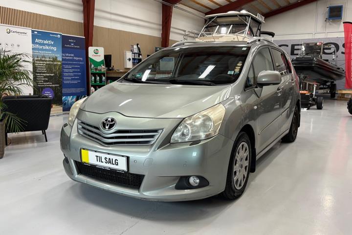 Sølv Toyota Sportsvan fra 2011