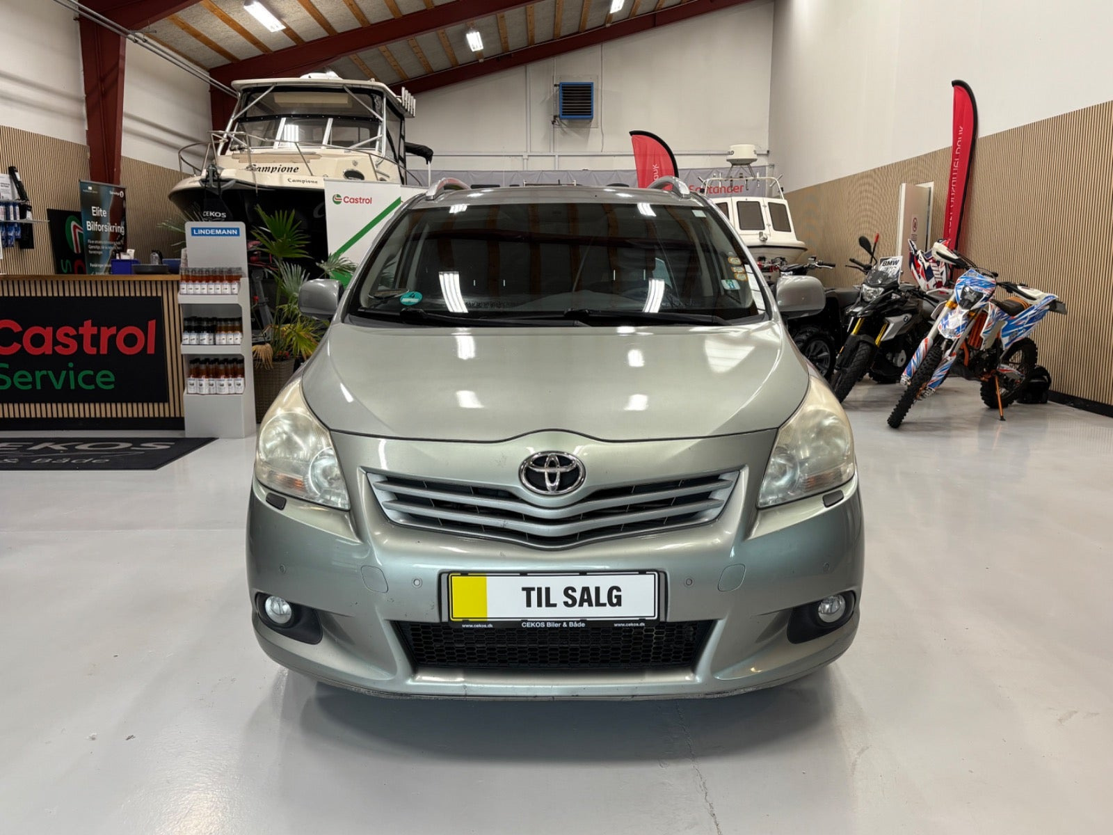 Sølv Toyota Sportsvan fra 2011