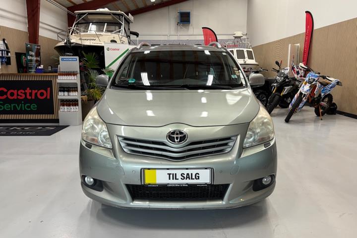 Sølv Toyota Sportsvan fra 2011