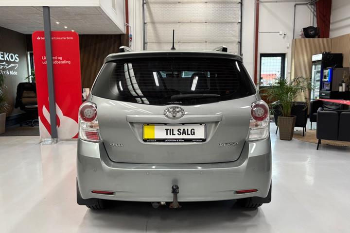 Sølv Toyota Sportsvan fra 2011