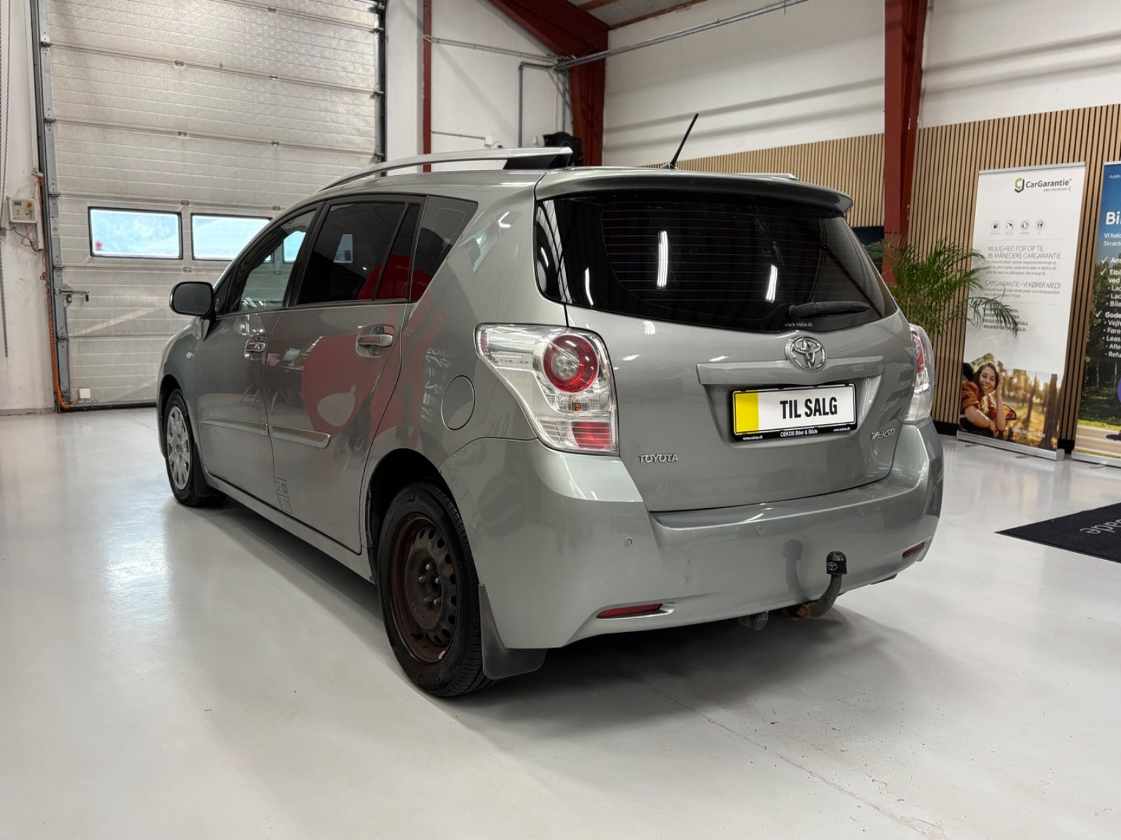 Sølv Toyota Sportsvan fra 2011