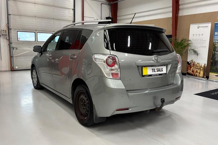 Sølv Toyota Sportsvan fra 2011