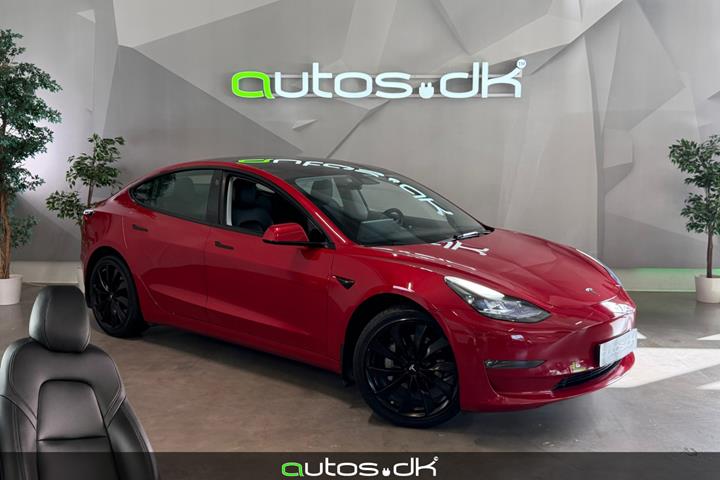 Grå Tesla Model 3 fra 2022