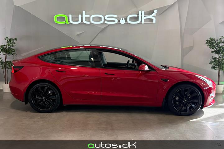 Grå Tesla Model 3 fra 2022