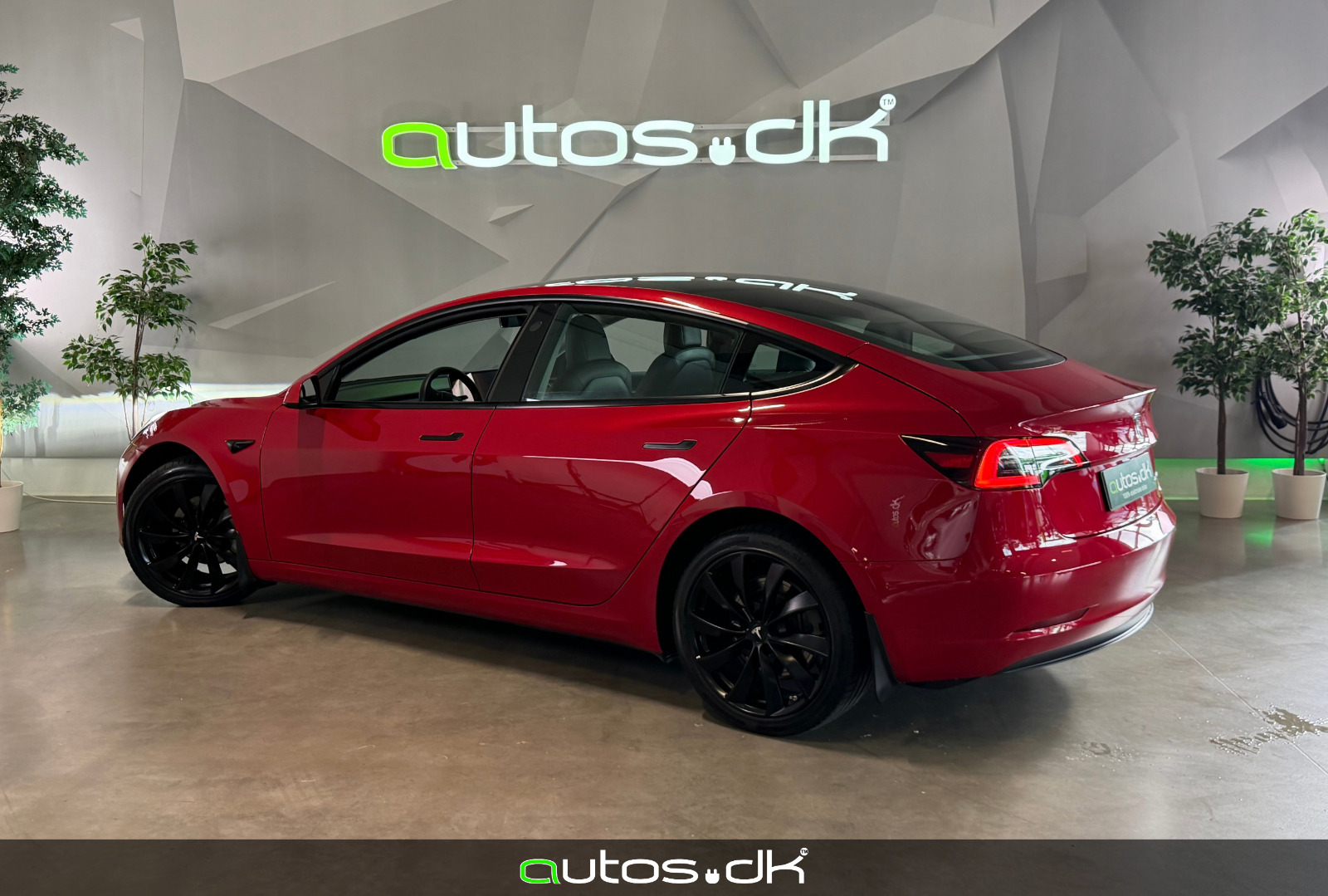 Grå Tesla Model 3 fra 2022