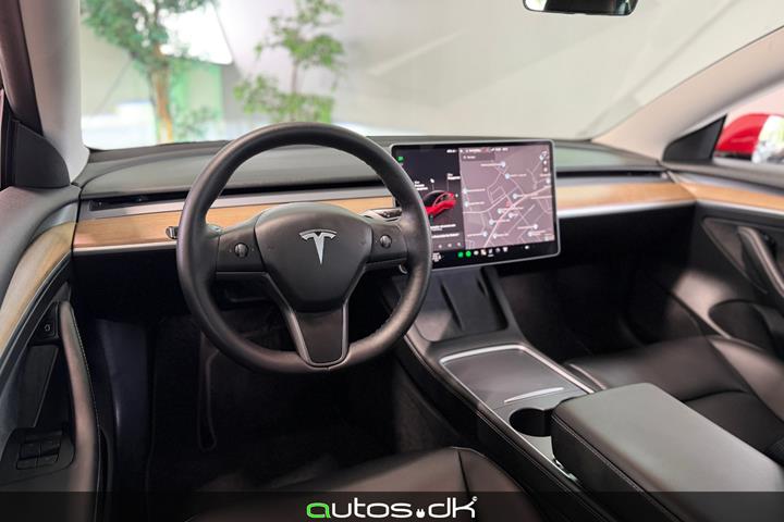Grå Tesla Model 3 fra 2022