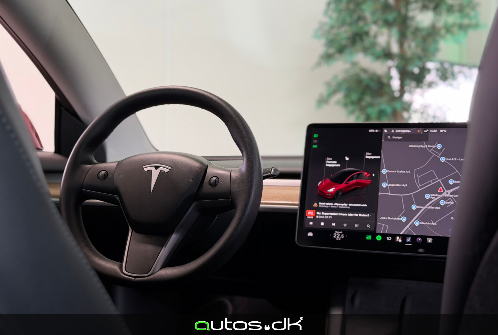 Grå Tesla Model 3 fra 2022