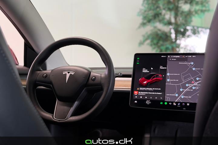 Grå Tesla Model 3 fra 2022