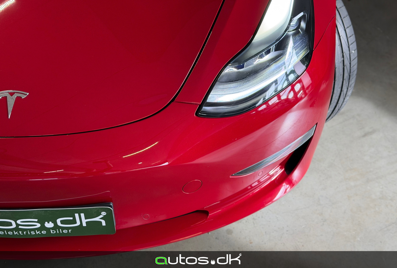 Grå Tesla Model 3 fra 2022