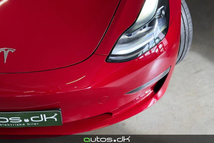 Grå Tesla Model 3 fra 2022