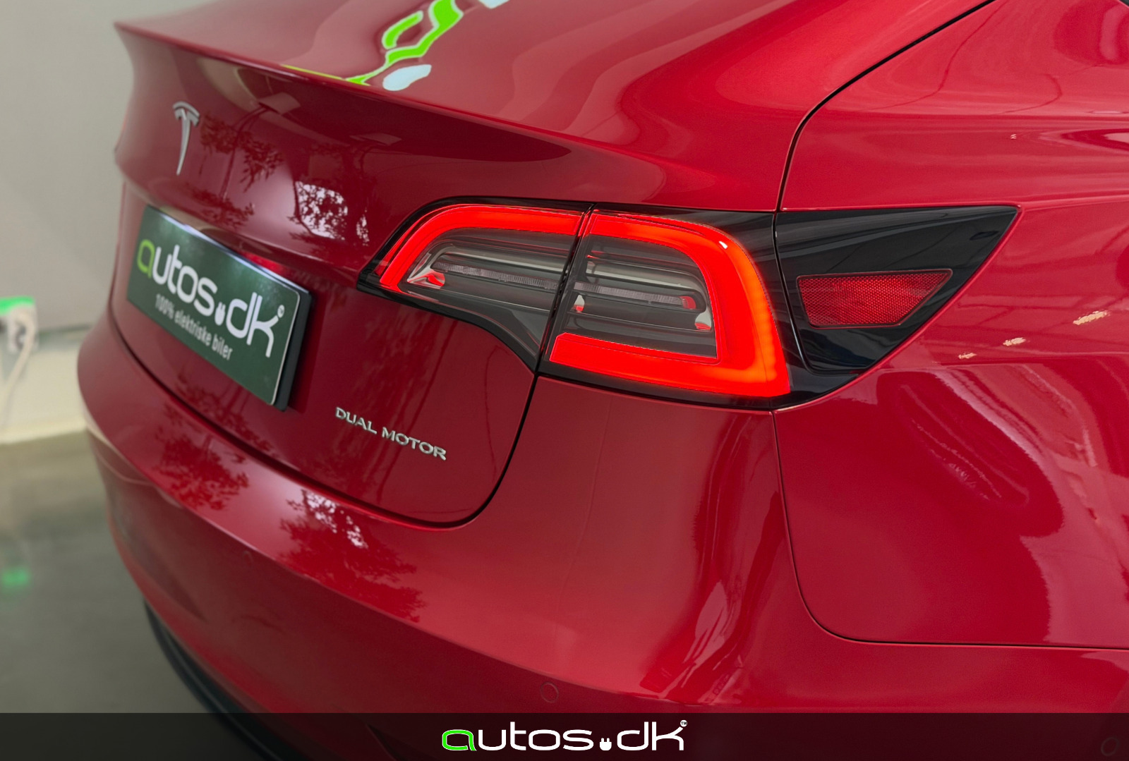 Grå Tesla Model 3 fra 2022