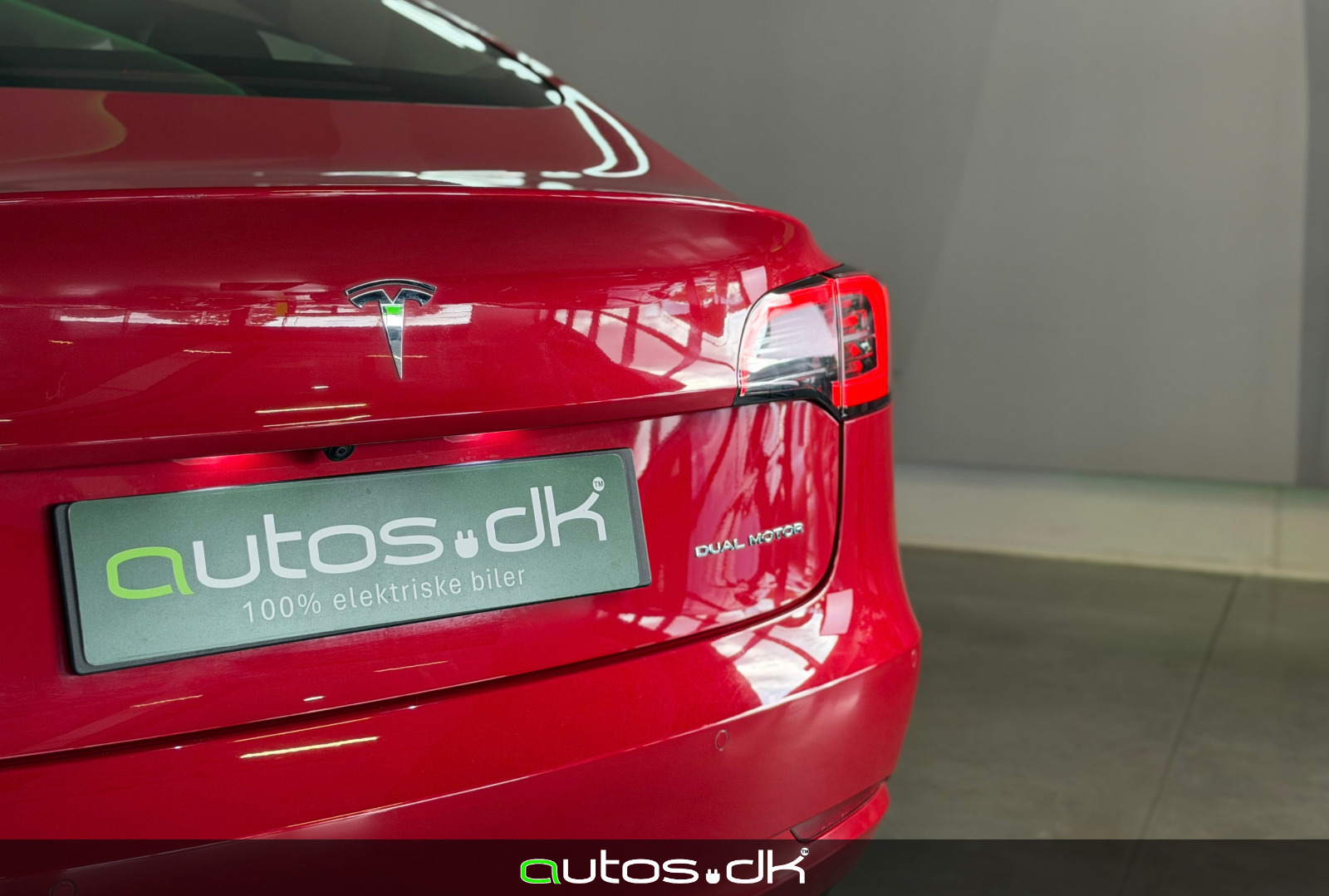 Grå Tesla Model 3 fra 2022
